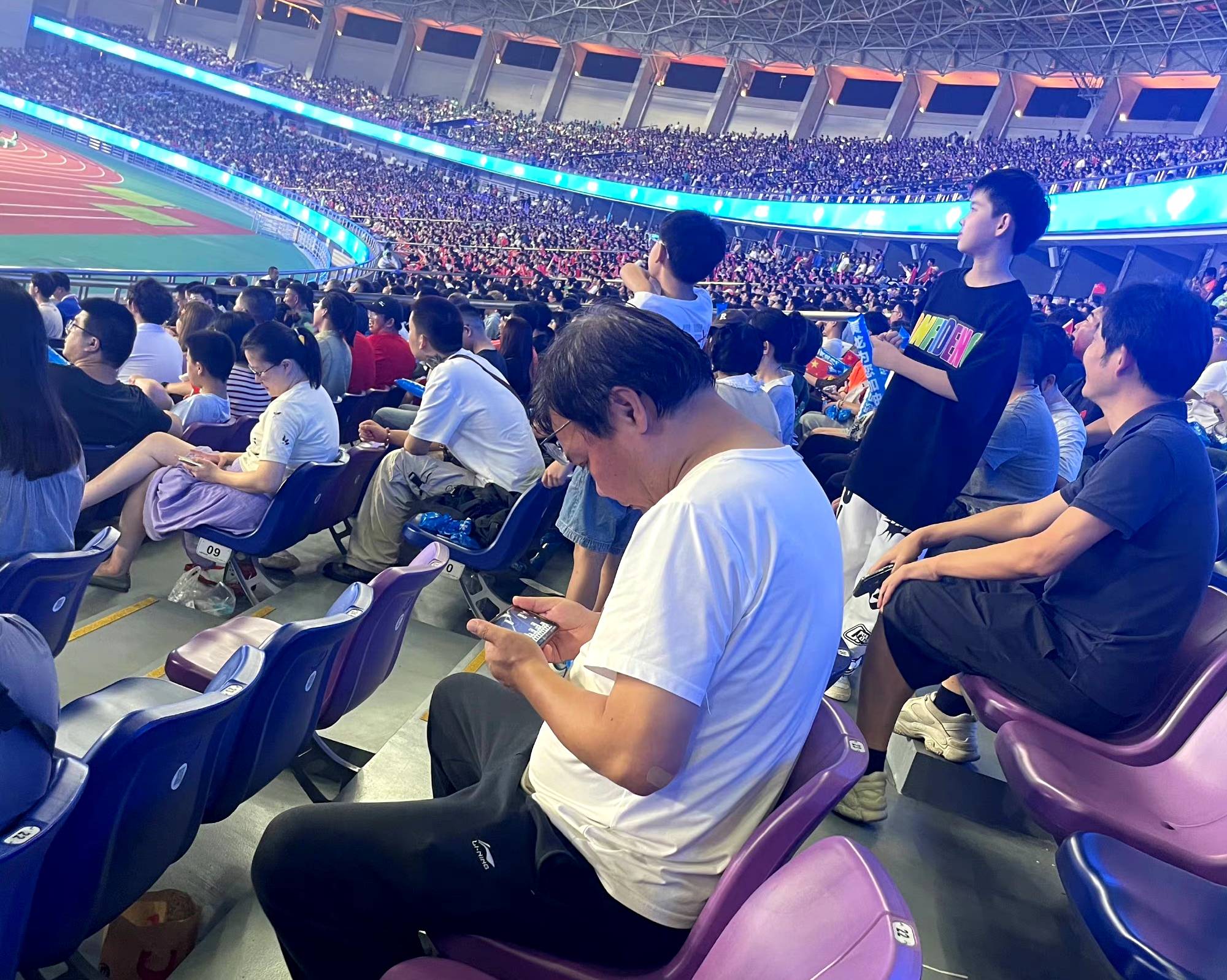 赛场上精彩细节，引发观众热议